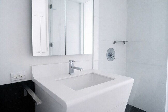 Building Photo - 101 Greenwich St