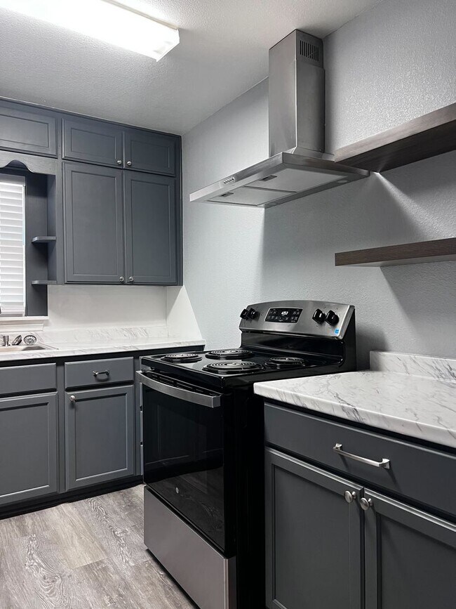 Building Photo - Remodeled 3 Bed 2 bath