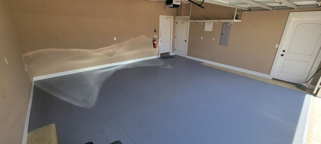 Building Photo - 3 bedroom 2.5 bath / Community pool / 2 ca...