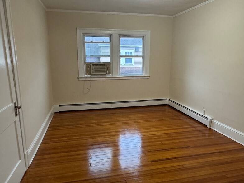 Average sized bedroom - 10 Bretton Rd