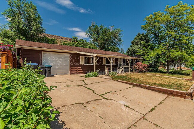 Building Photo - 400 Lily Ln