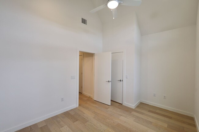 Building Photo - Gorgeous 2 Story Townhome in the Heart of ...