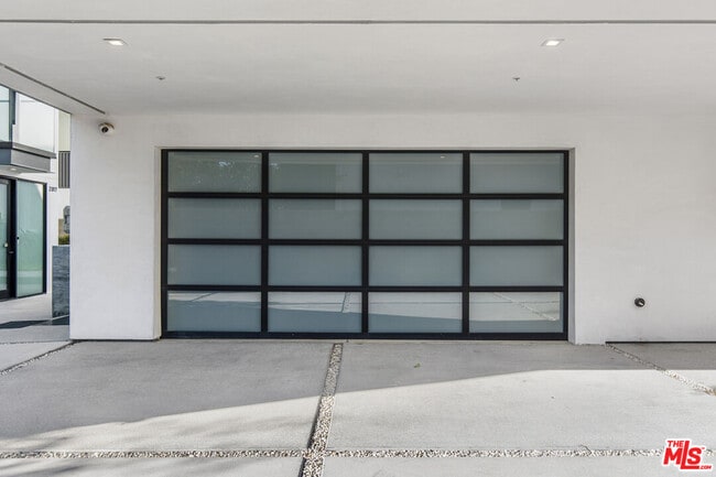 Building Photo - 2019 Barry Ave