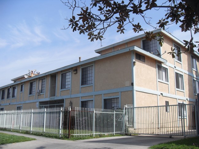 Primary Photo - 12914 Doty Ave