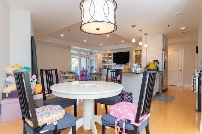 Building Photo - Amazing Brookline 3 bed 2.5 bath....