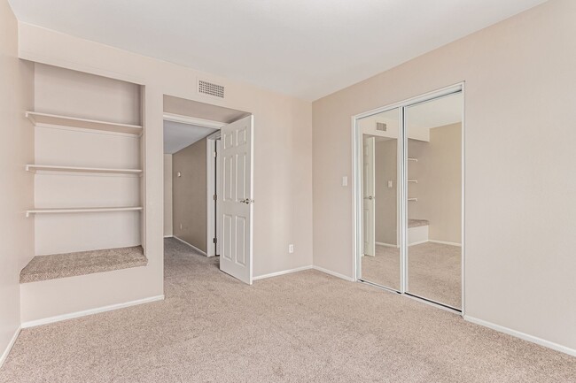 Building Photo - Awesome 2-Level Condo in Prime Scottsdale ...