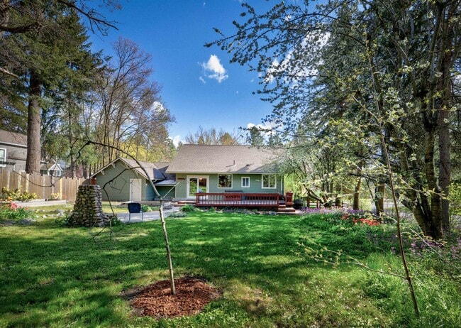 Building Photo - Beautiful Craftsman Bungalow on the edge o...