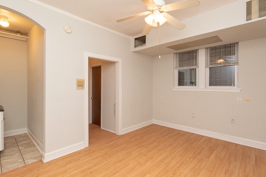 Building Photo - 2832 N Burling St