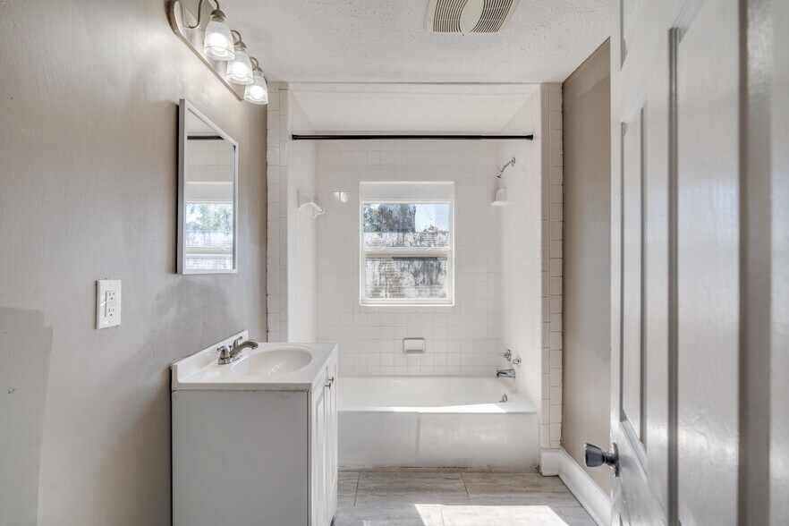 Main Hallway bathroom upstairs - 717 N Grant Ave
