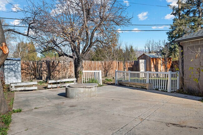 Building Photo - 840 W Montague Ave