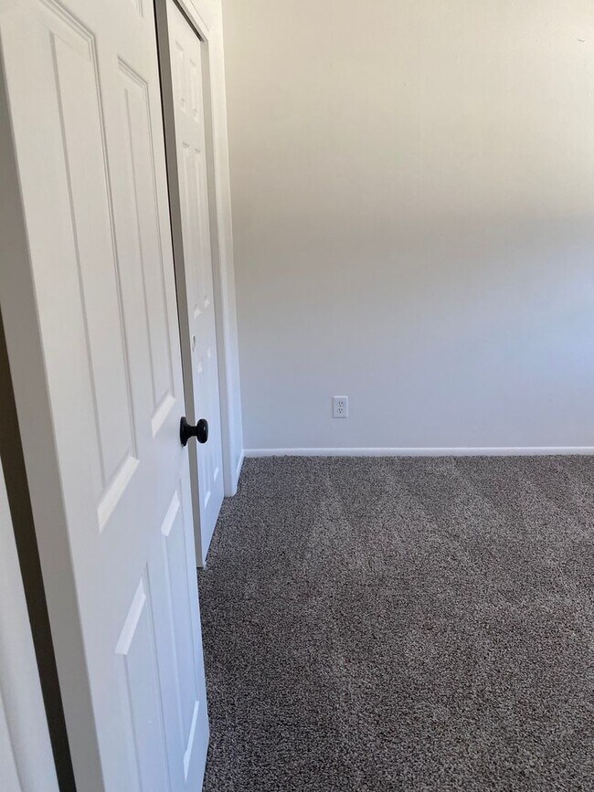 Building Photo - Triplex townhome blocks away from Anshutz ...