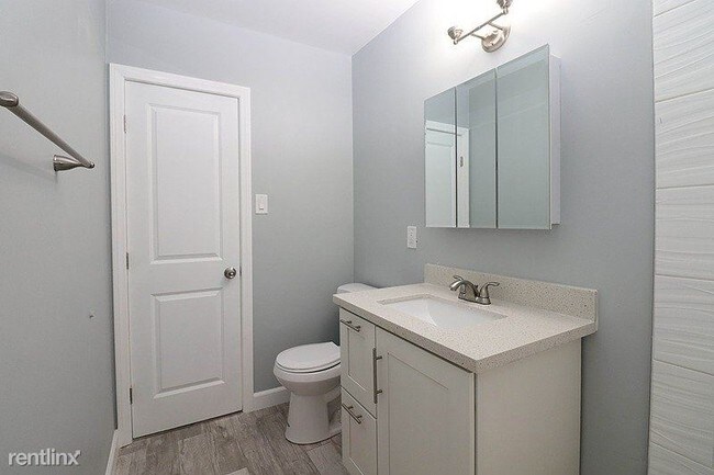 Building Photo - 3 br, 3 bath Apartment - 2310 East 5th Street