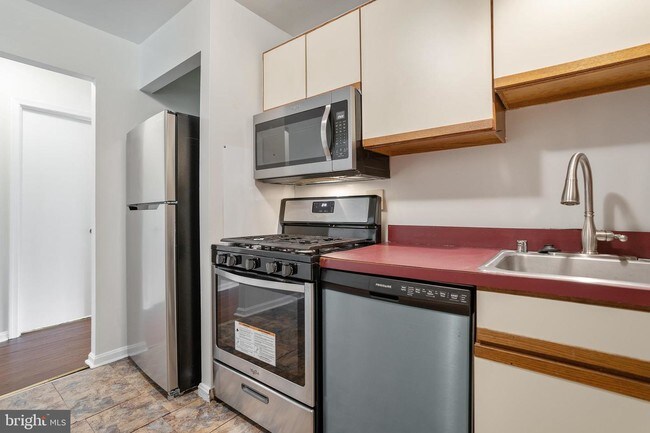 Building Photo - 8032 Lakecrest Dr