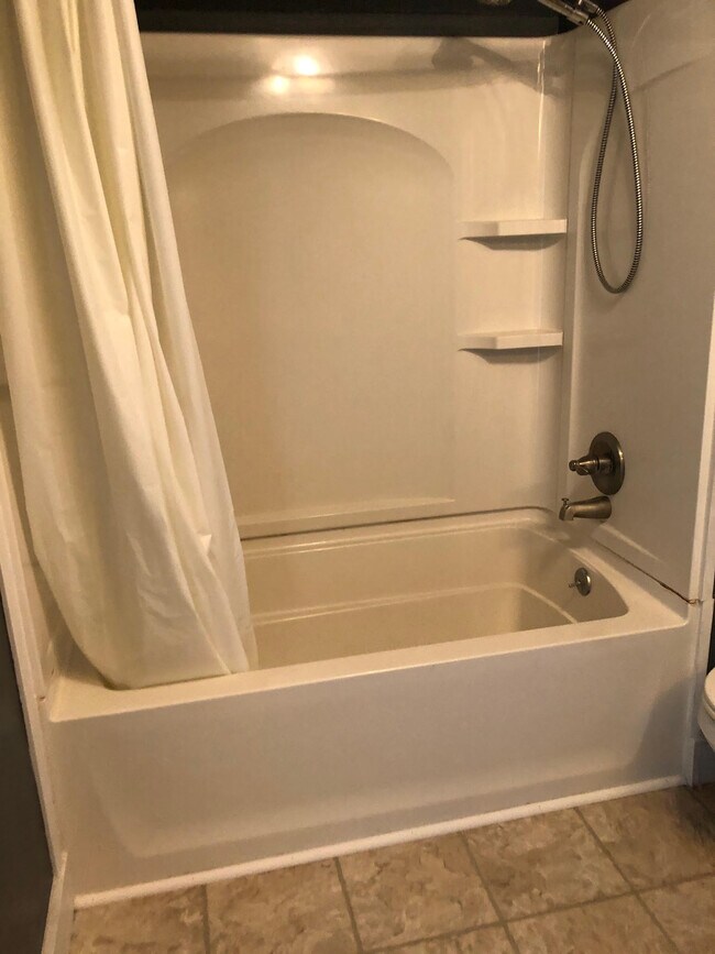 Bathroom - tub - 1425 5th Ave
