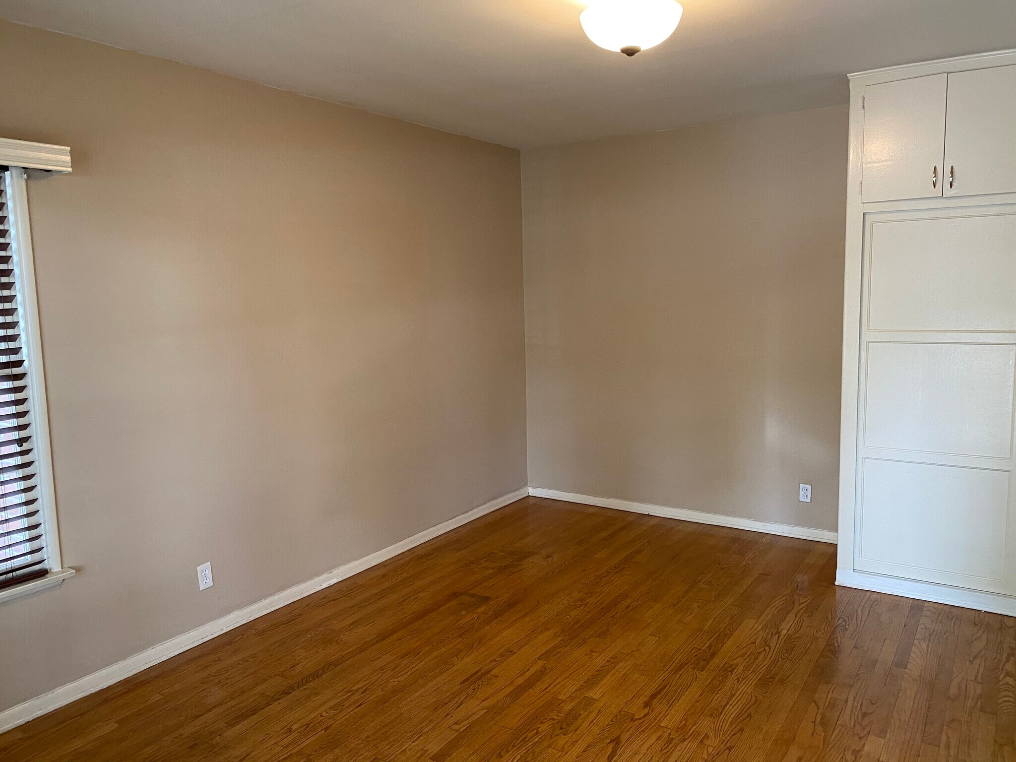 Building Photo - 181 S Marengo Ave