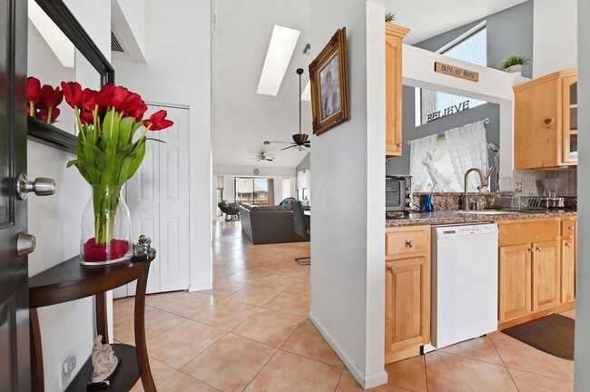 Building Photo - 1012 Landings Blvd