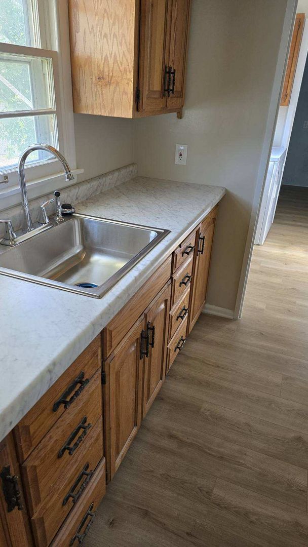Building Photo - Recently Renovated 2 Bed 1 Bath