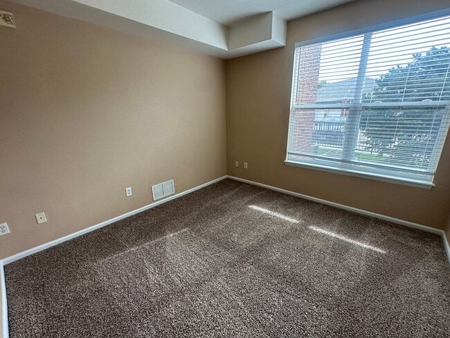 Building Photo - Move in ready 2-bedroom Condo- Community P...