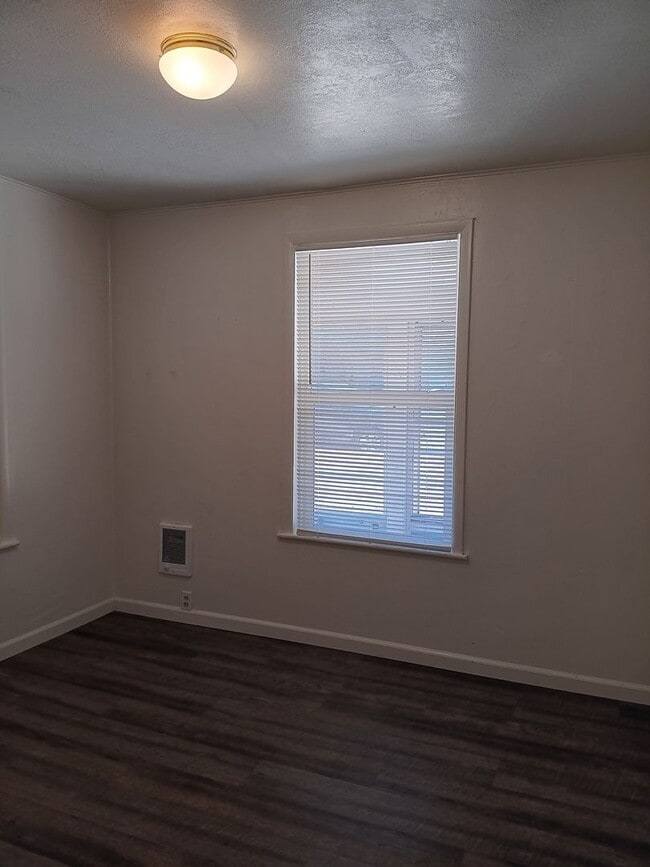 Building Photo - Duplex 4 Blocks From WOU Available