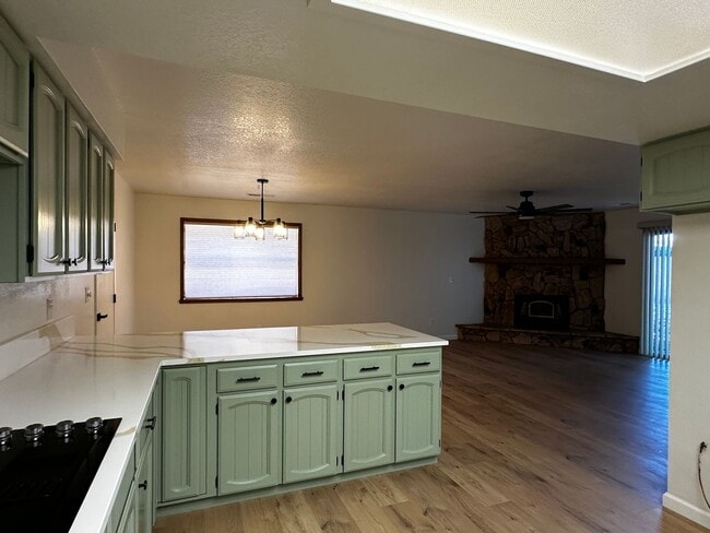 Building Photo - Remodeled Vintage home just 1 block from t...