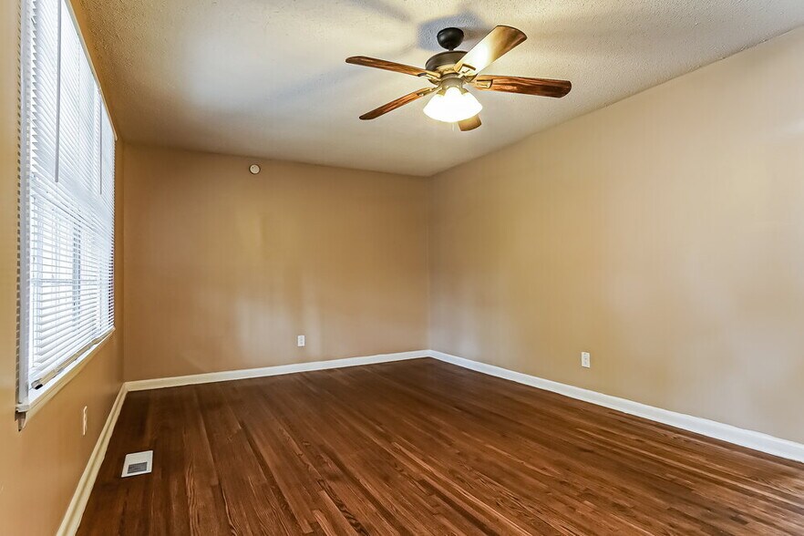 Building Photo - 1505 Bobolink Ln NE