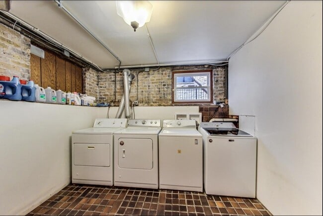 Building Photo - 940 W Cuyler Ave