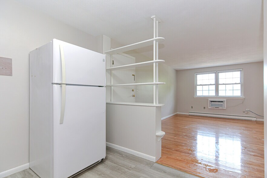 Building Photo - 4 Colonial Village Dr