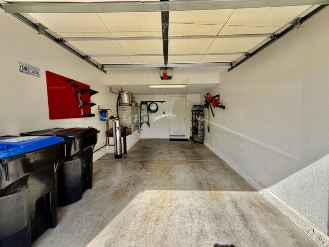 Building Photo - UPGRADED 2 BEDROOM TOWNHOME | SOLAR + PRIVATE YARD | SILVERADO RANCH / HENDERSON
