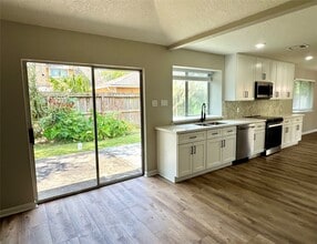 Building Photo - 305 Heathgate Dr