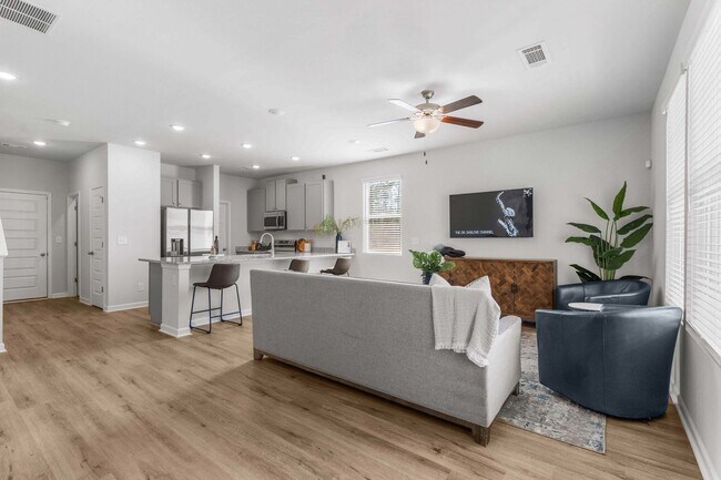 Building Photo - 3 Bed 2.5 bathroom townhomes in Flowery Branch!