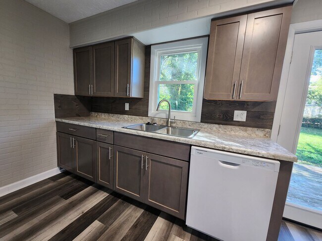 Building Photo - Spacious 3-Bedroom, 1-Bathroom Home AVAILA...