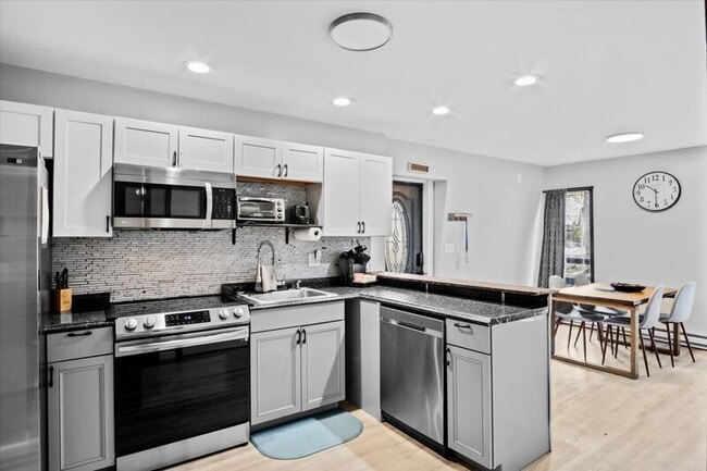 Building Photo - 1150 Country Club Dr