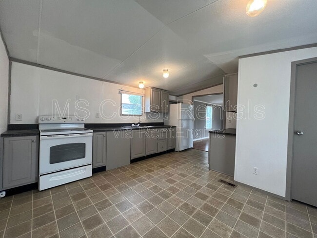 Building Photo - 8400 W Oaklawn Rd