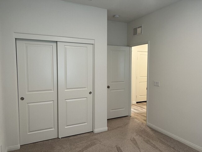 Building Photo - 4 Bedroom 2 Bath