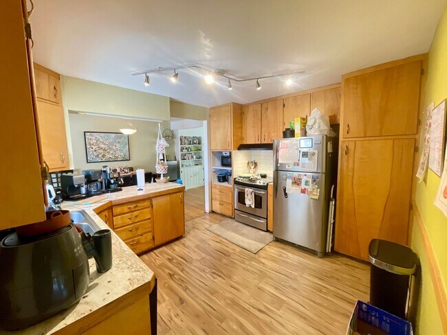 Building Photo - Expansive 5-bedroom, 2.5-bath home with incredible mountain views!