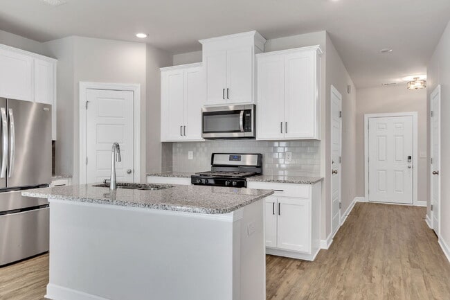 Building Photo - AMAZING LEASE SPECIAL!..Two-story 3BR/2.5BA townhome in Foxcroft Townes in Greenville - available...