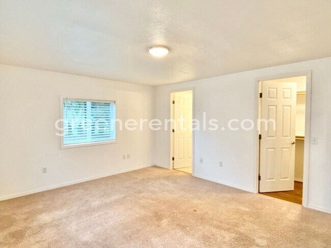 Building Photo - 6733 5th Ct SE