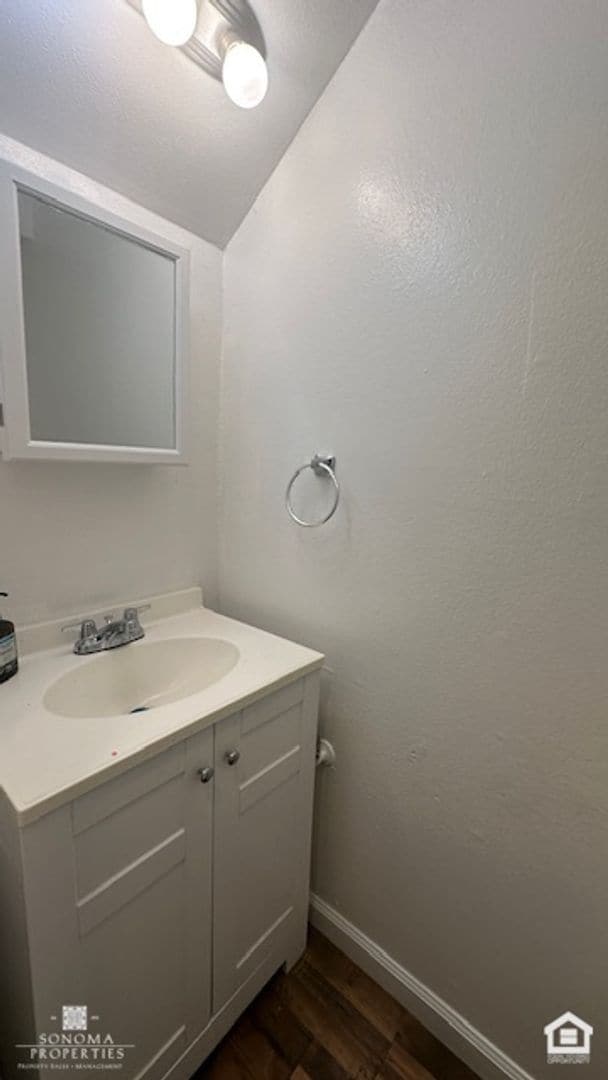 Building Photo - Charming 2BD/1.5BA Duplex