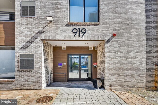 Building Photo - 919 12th St NE