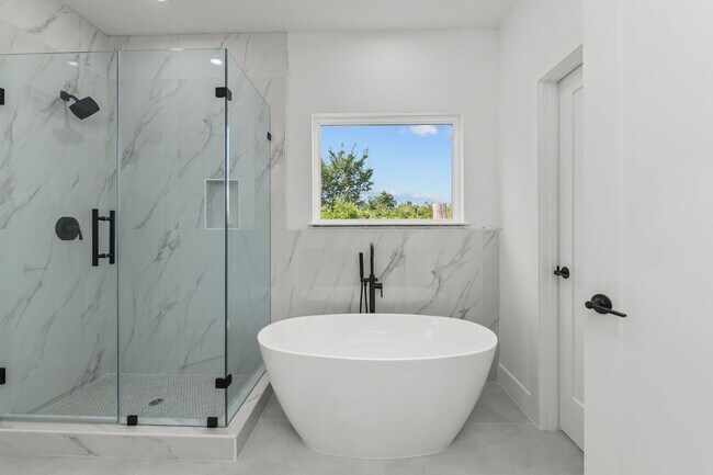 Building Photo - 3344 Sauer St