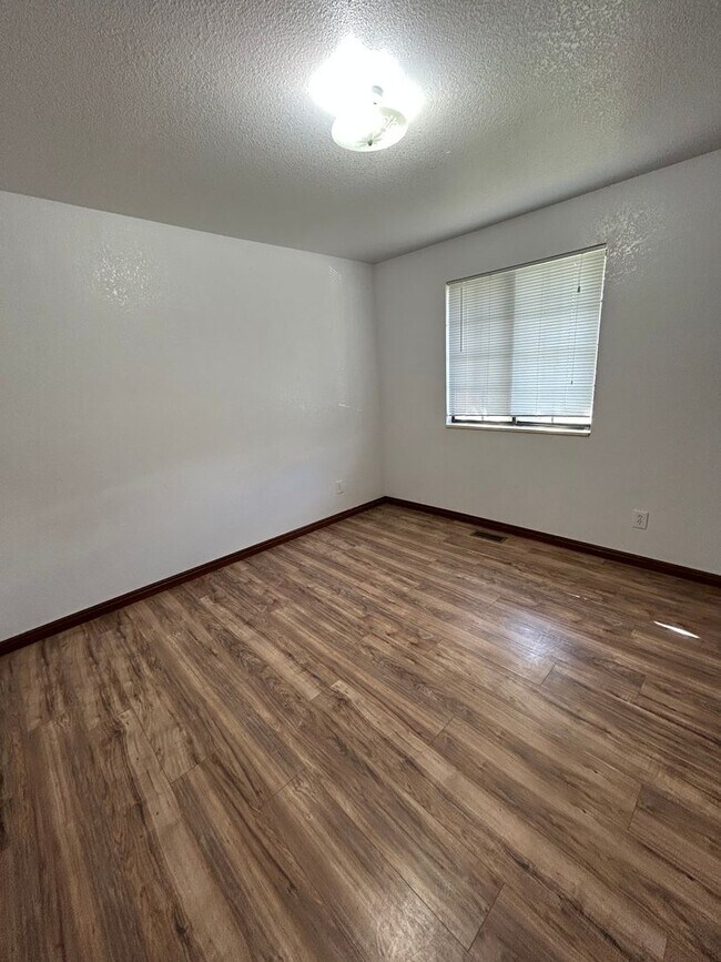 Building Photo - 3 bedroom 1 bath home in south Spanish Fork