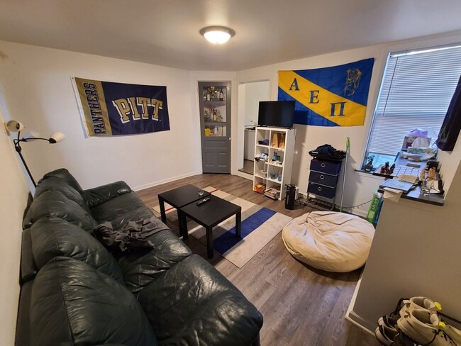 Building Photo - SPACIOUS 4 BEDROOM IN THE HEART OF OAKLAND - AVAILABLE FOR AUGUST