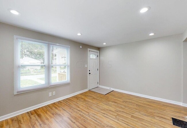 Building Photo - Renovated 2BR Home + Bonus Room