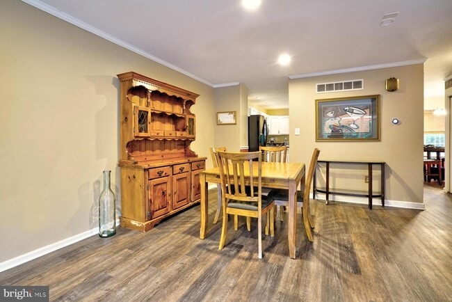 Building Photo - 111 Honey Locust Ct