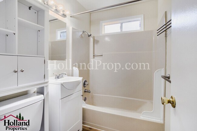 Building Photo - Charming 3-Bedroom Home in Highly Walkable Milwaukie Neighborhood!