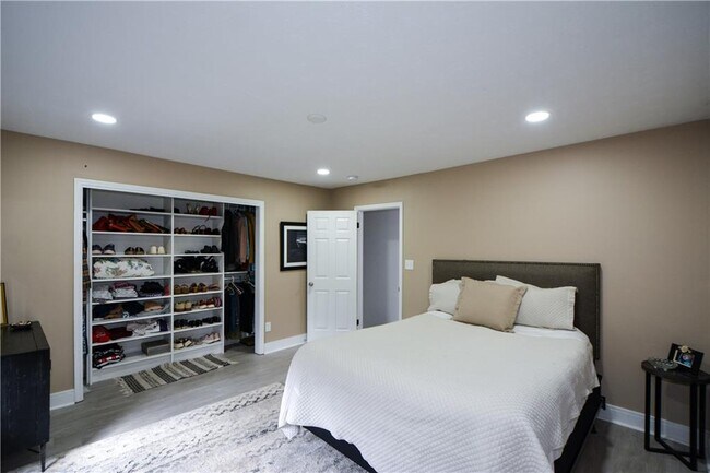 Building Photo - 643 Navarre Dr