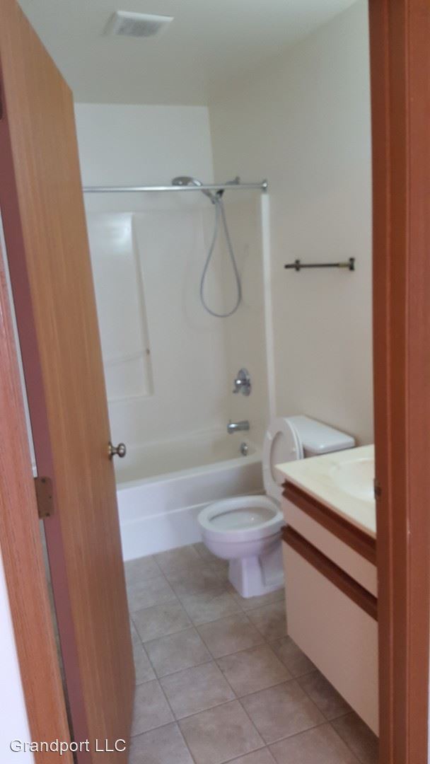 Building Photo - 465-473 W Grand Ave