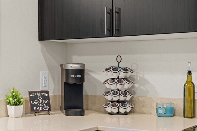 Building Photo - 711 W Broadway Rd