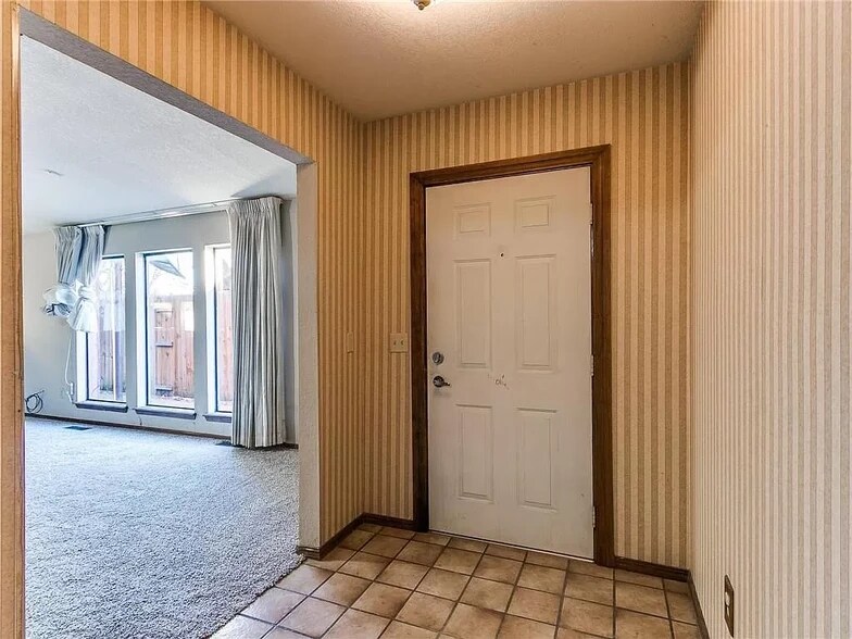 Main entry way - 1616 Julie Plz