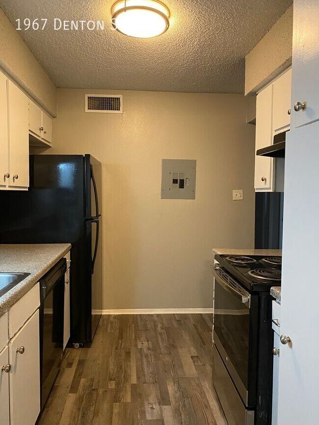 Building Photo - $500 moves you in